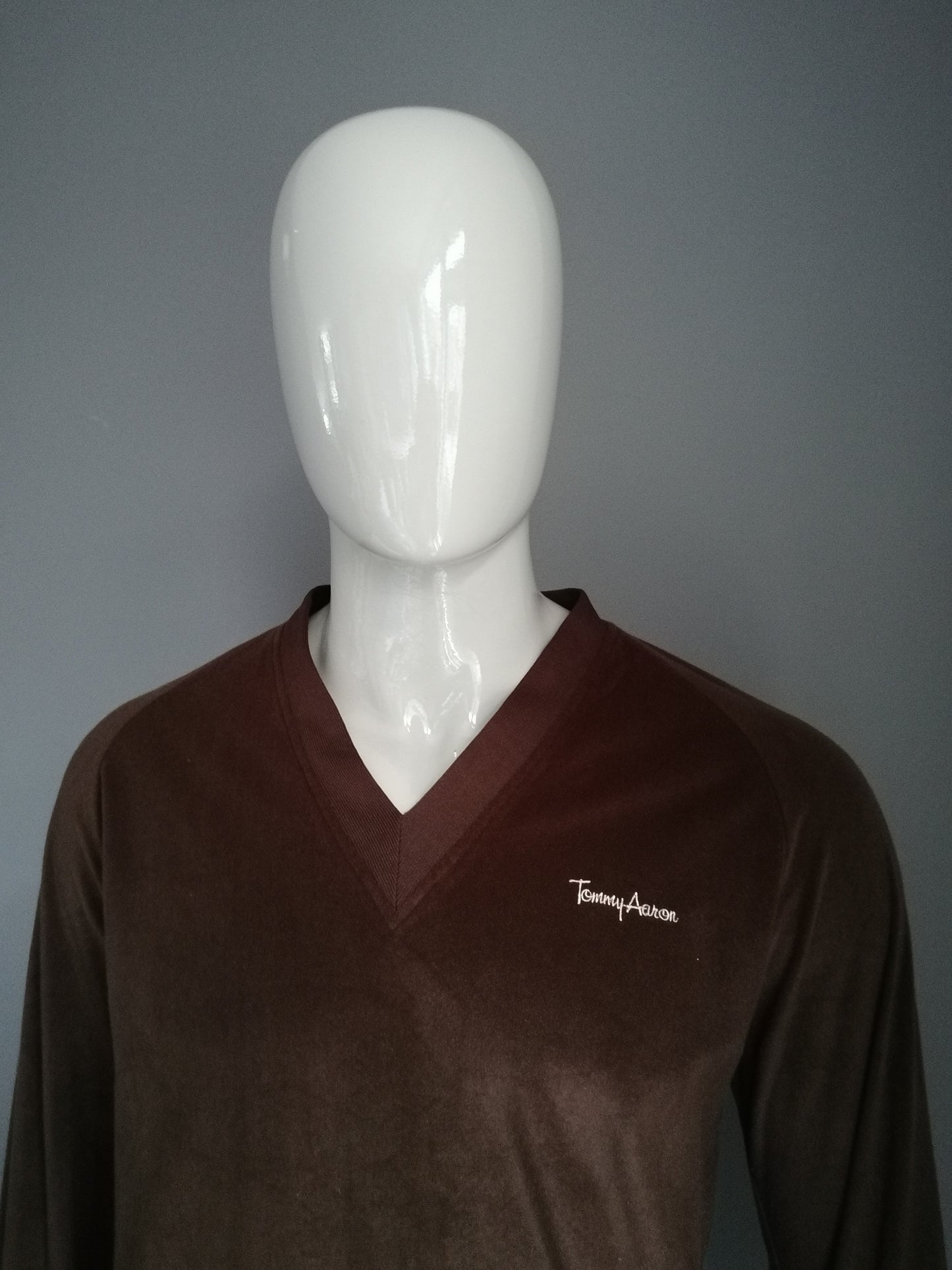 Tommy Aaron Velvet / velor sweater with V-neck. Brown colored. Size S.