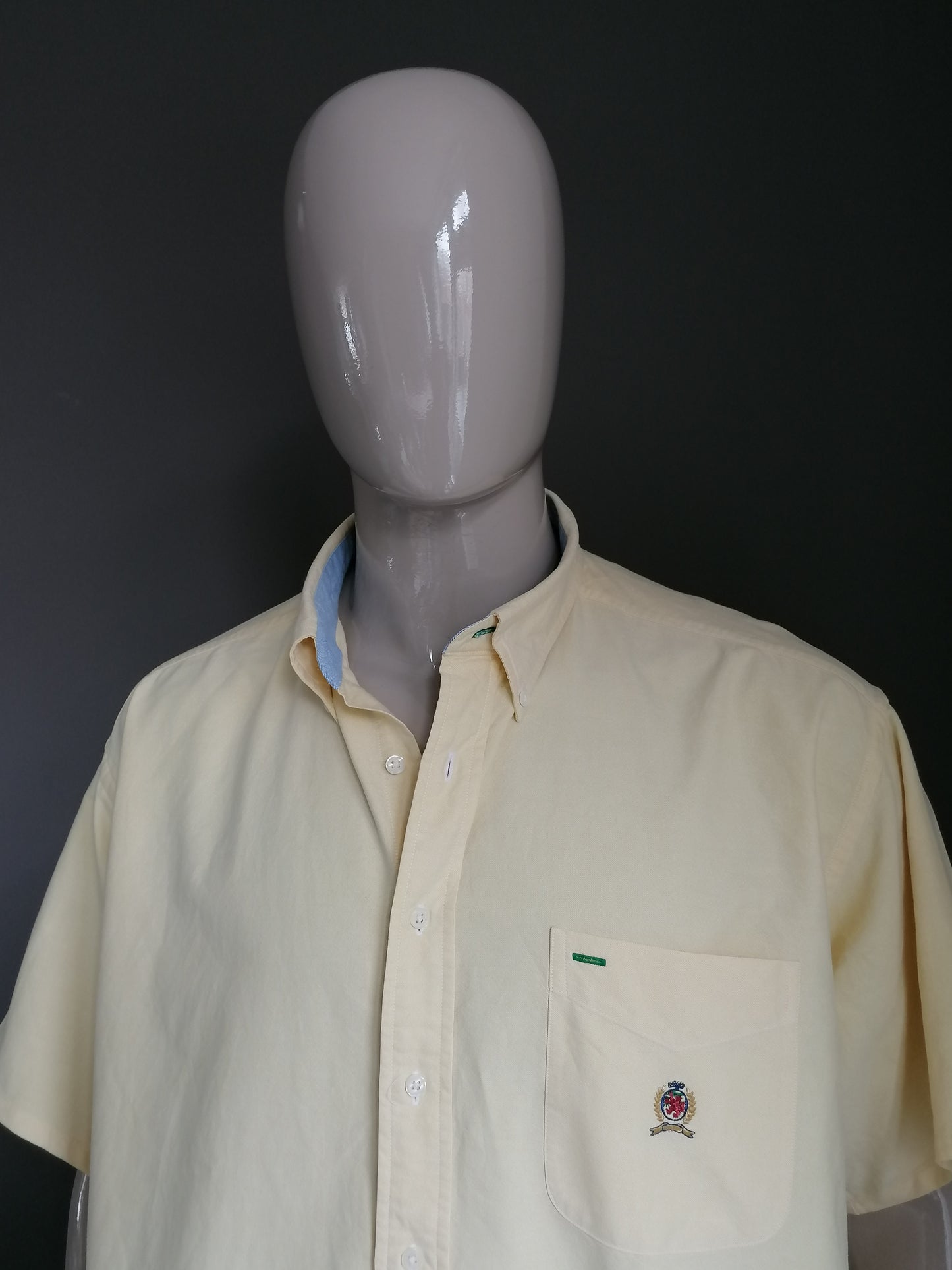 Vintage Tommy Hilfiger overhemd. Geel gekleurd. Maat XL / XXL