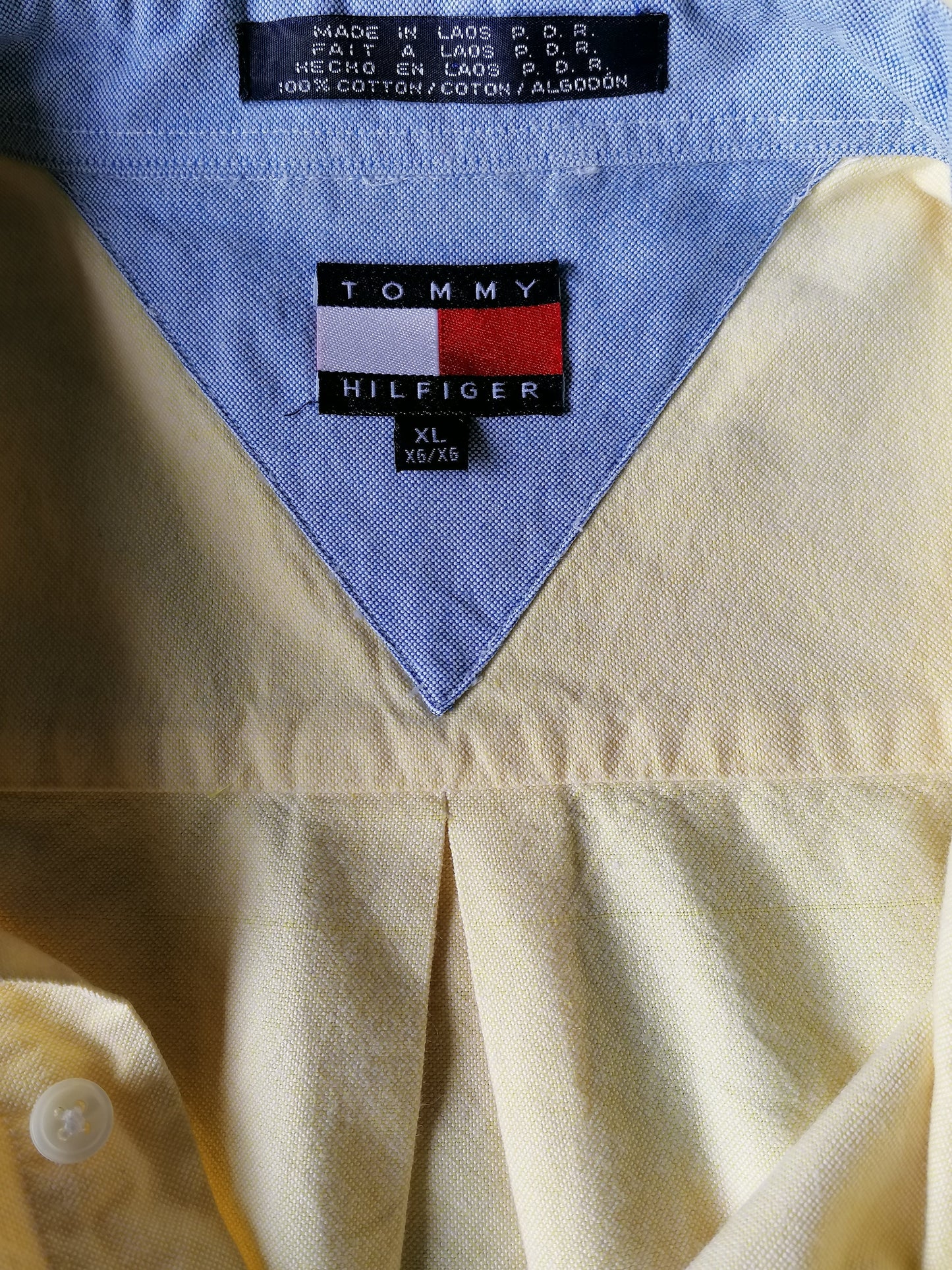 Vintage Tommy Hilfiger overhemd. Geel gekleurd. Maat XL / XXL