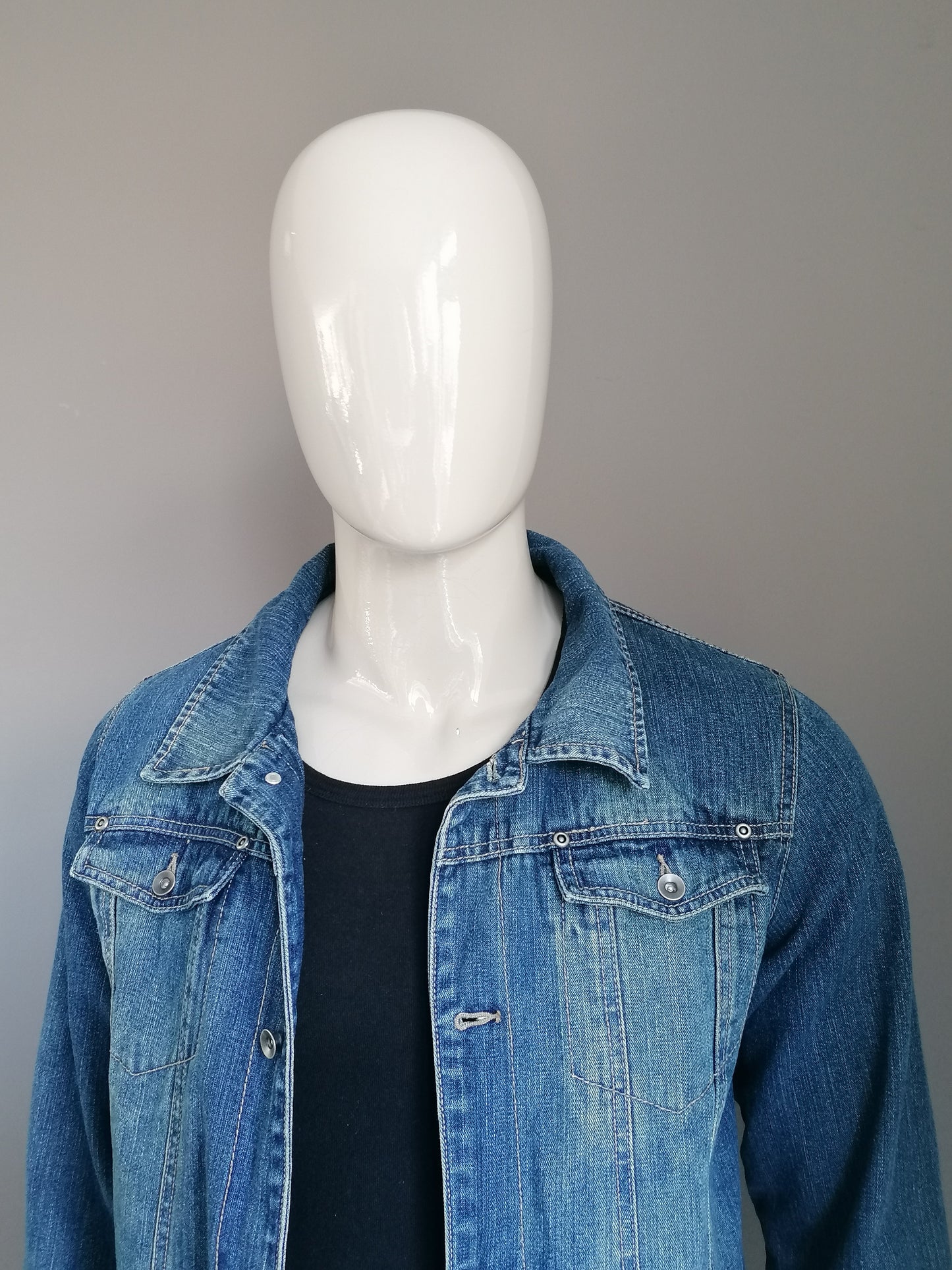 Vintage Cherokee denim jacket. Lightly lined. Colored blue. Size S.