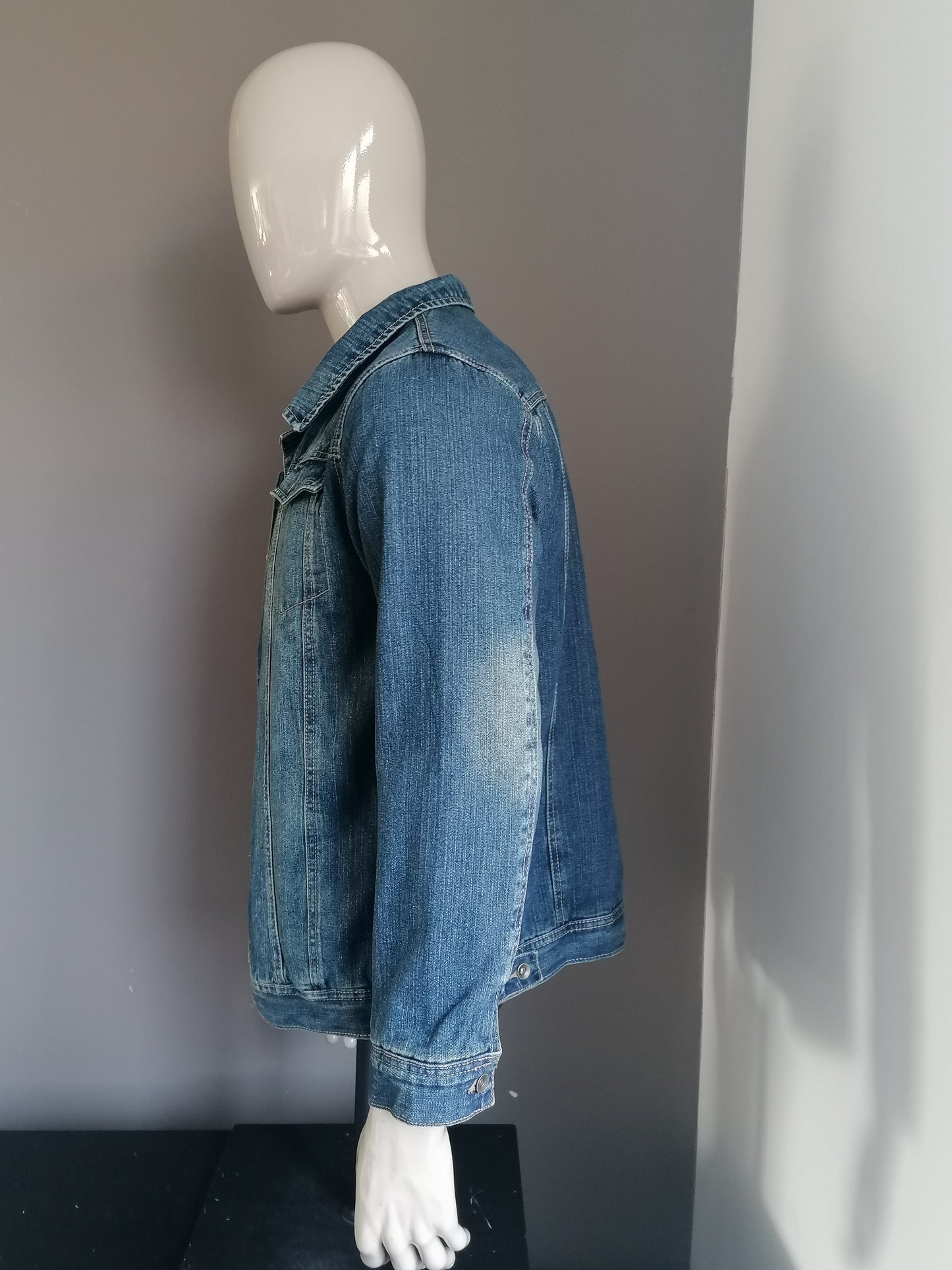 Vintage Cherokee Jeansjacke. Leicht gesäumt Farbig blau. Größe S.
