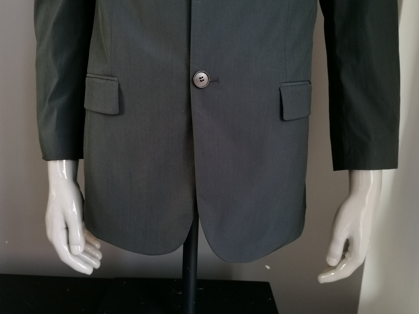 Vintage Hugo Boss jacket. Dark green colored, light glossy. Size 50 / M. Stretch
