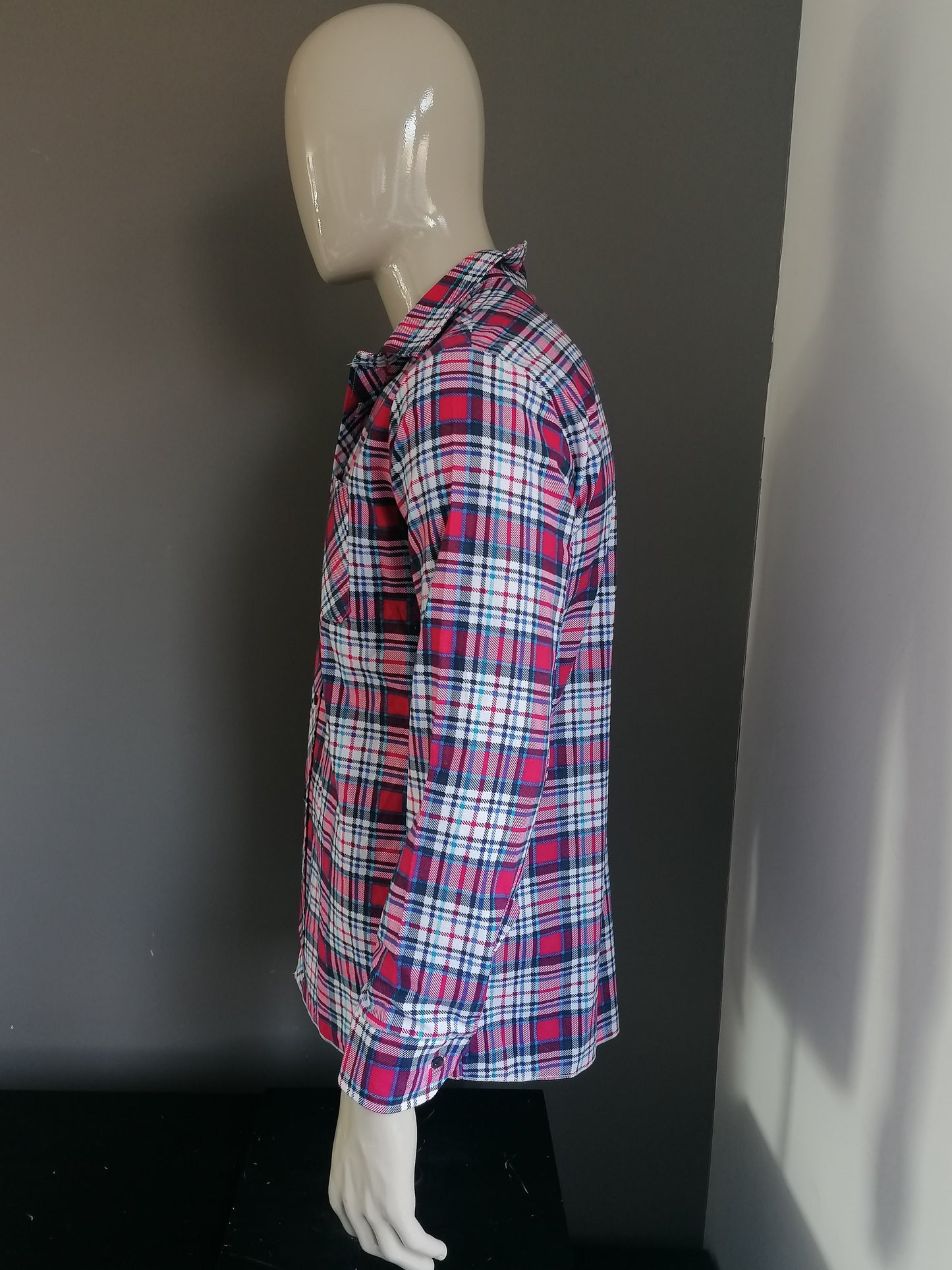 Vintage 70's shirt. Pink blue black checkered. Size L 25% viscose & 75% cotton