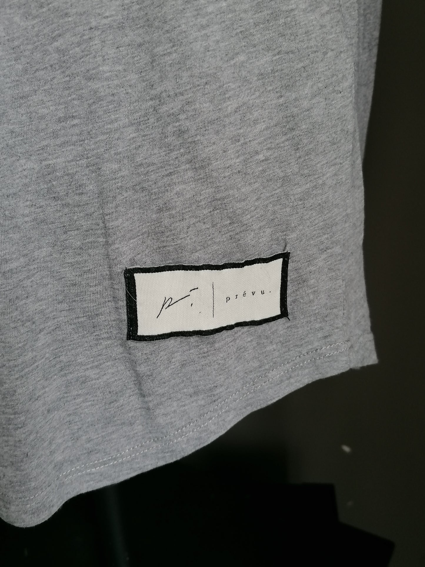 Prévu shirt. Gray with print. Size L.