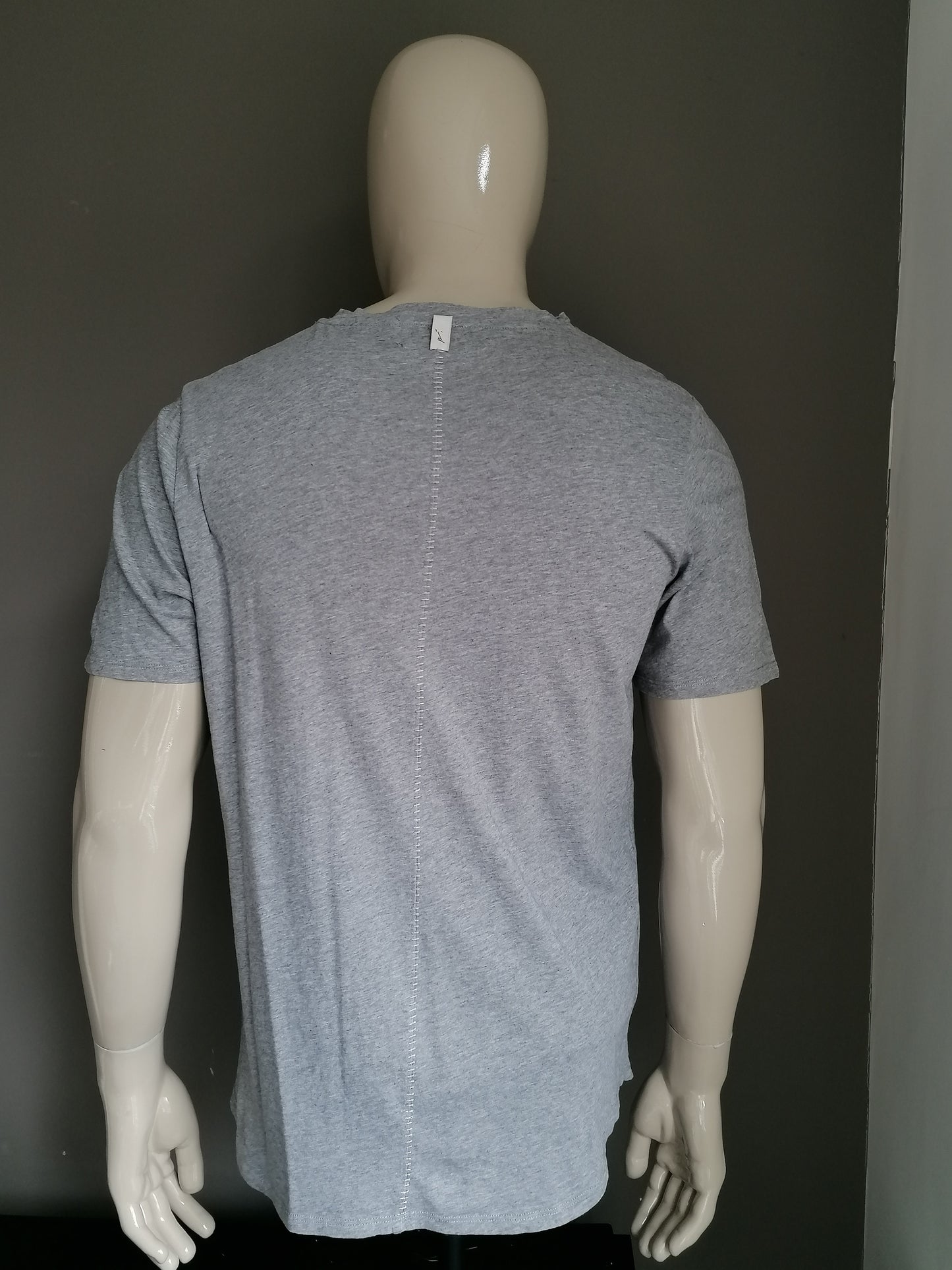 Prévu shirt. Gray with print. Size L.