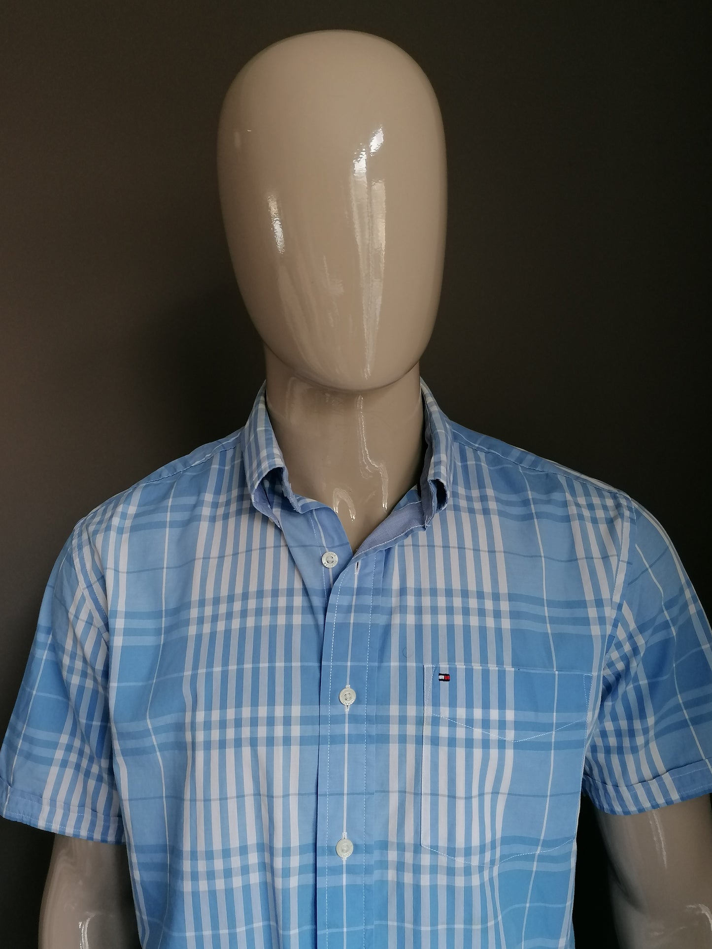 Camisa de Tommy Hilfiger manga corta. Blanco azul bloqueado. Talla L.