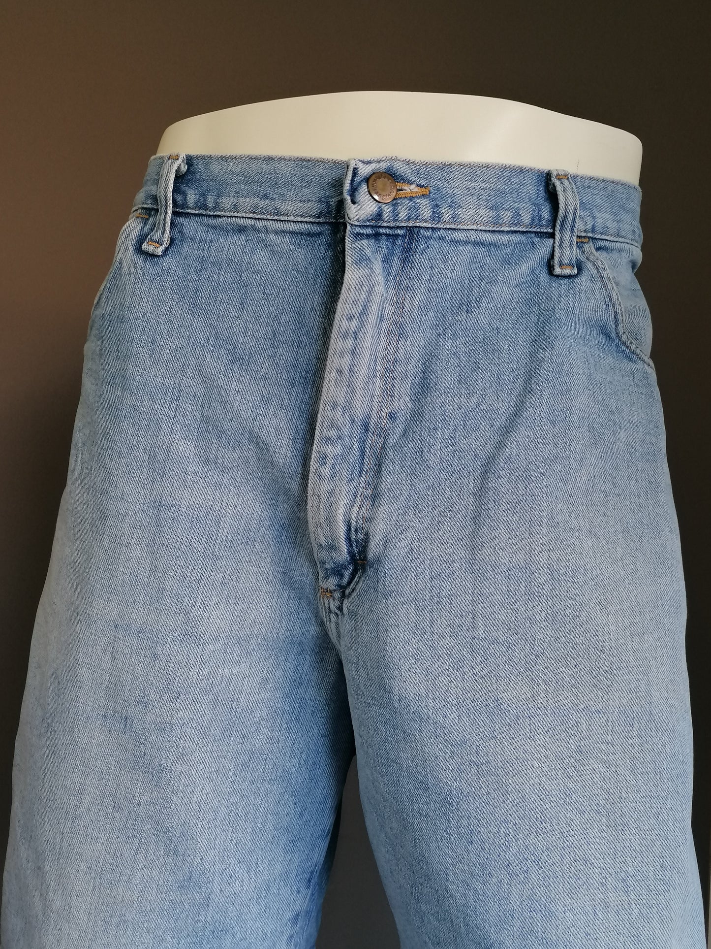 Wrangler Jeans Shorts. Farbiges hellblau. Größe W40.