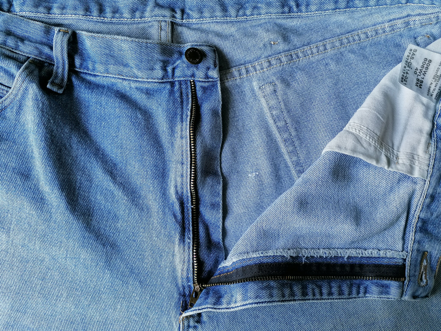 Wrangler jeans korte broek. Licht Blauw gekleurd. Maat W40.