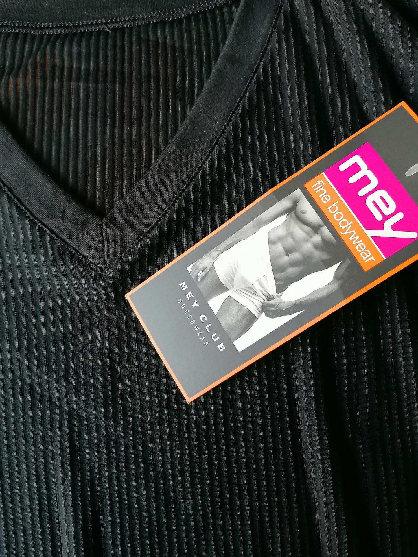 Mey Bodywear shirt met v-hals. Zwart glanzend doorschijnend gestreept. Maat XL.