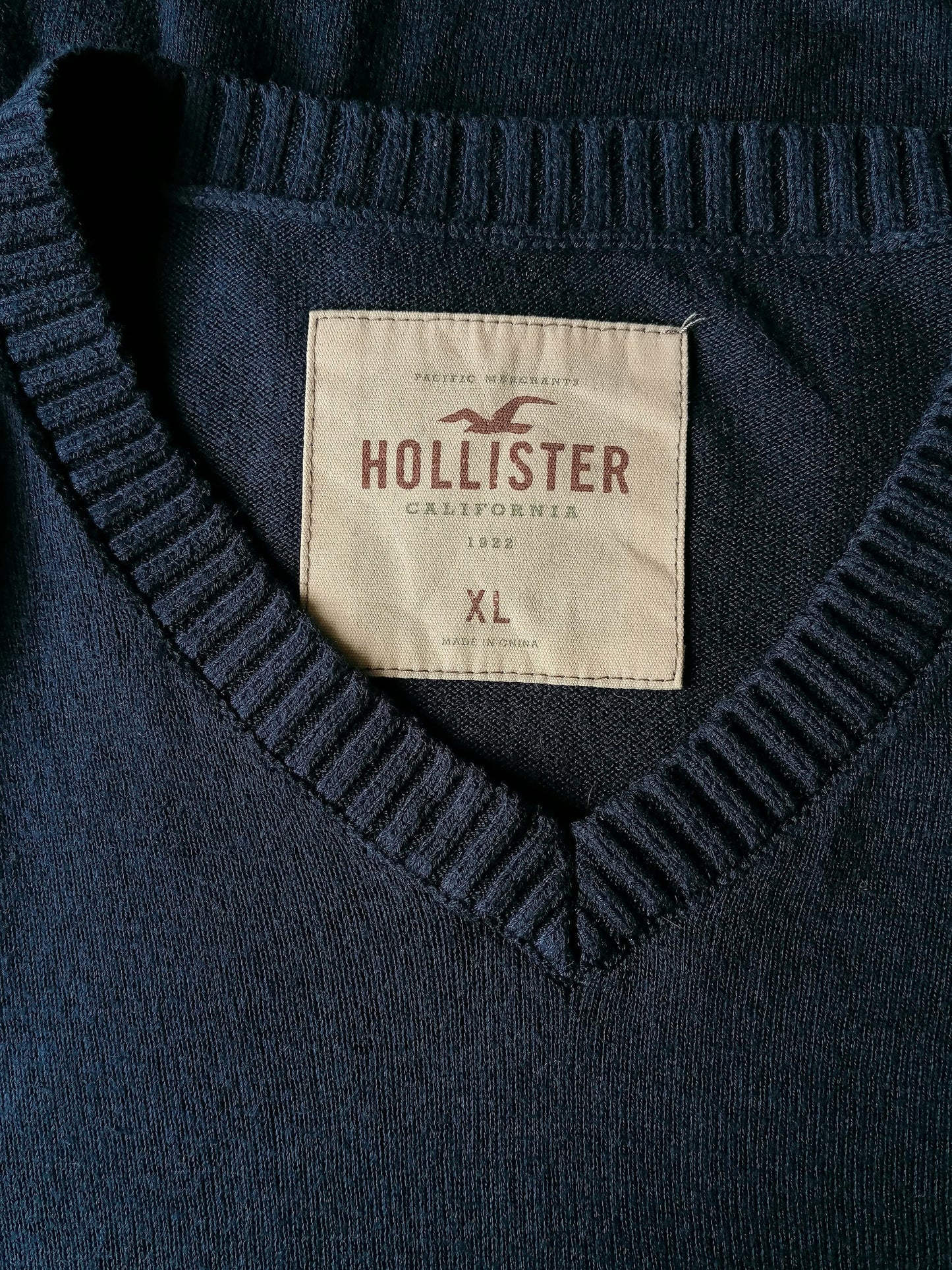 Hollister-Pullover mit V-Ausschnitt. Dunkelblau gefärbt. Größe xl.