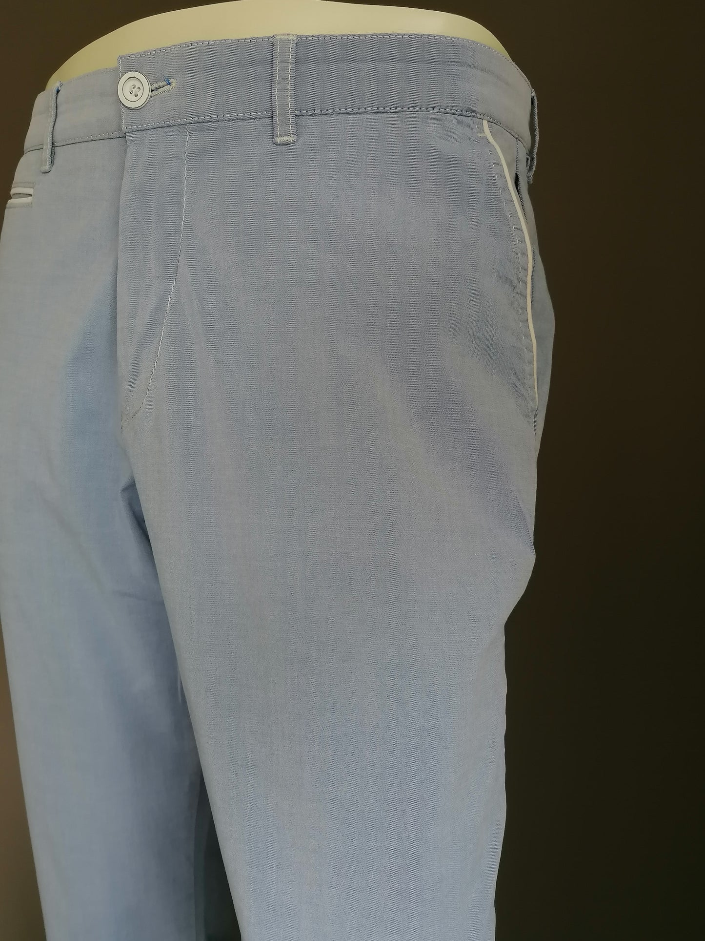 B keus: Gardeur broek. Licht Blauw gekleurd. Maat 52 / L. type Bernd-1. Modern Fit. vlekje