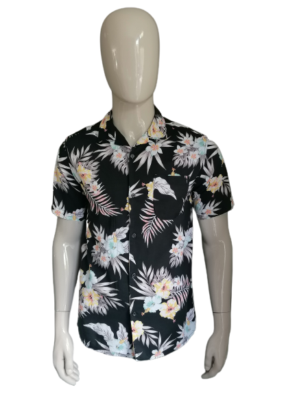 George Hawaii Shirt short sleeve. Black brown. Relaxed fit. Size M.