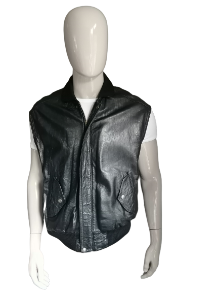 Leather body warmer with double closure: zipper and press studs. Black colored. Size XXL / 2XL.