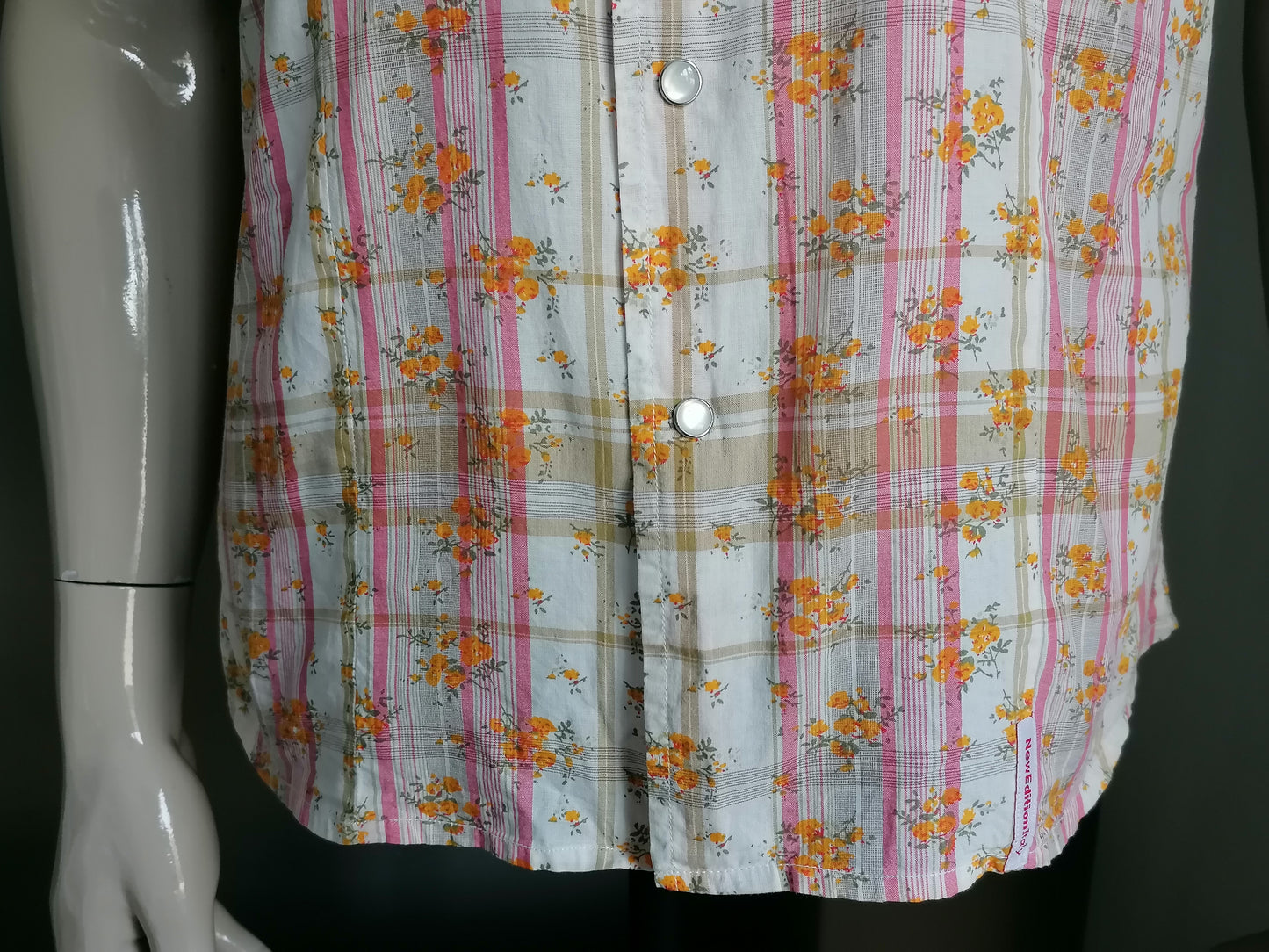Nueva camiseta de edición manga corta con pernos de prensa. Naranja rosa flores beige estampado. Talla M.