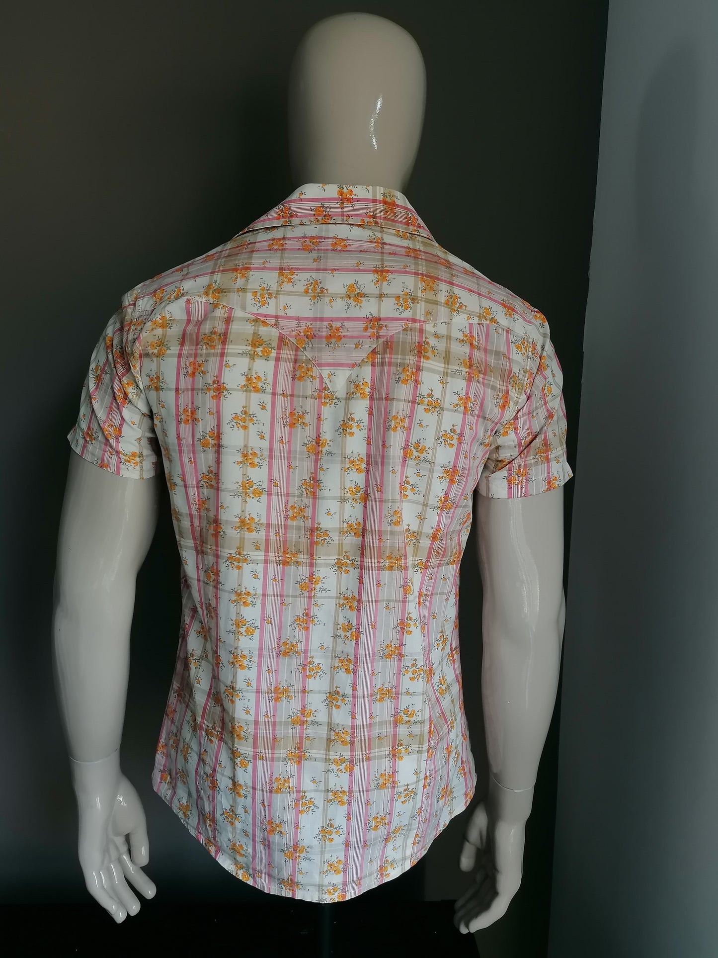 New Edition Shirt Short Sleeve avec goujons de presse. Print fleurs beige rose orange. Taille M.