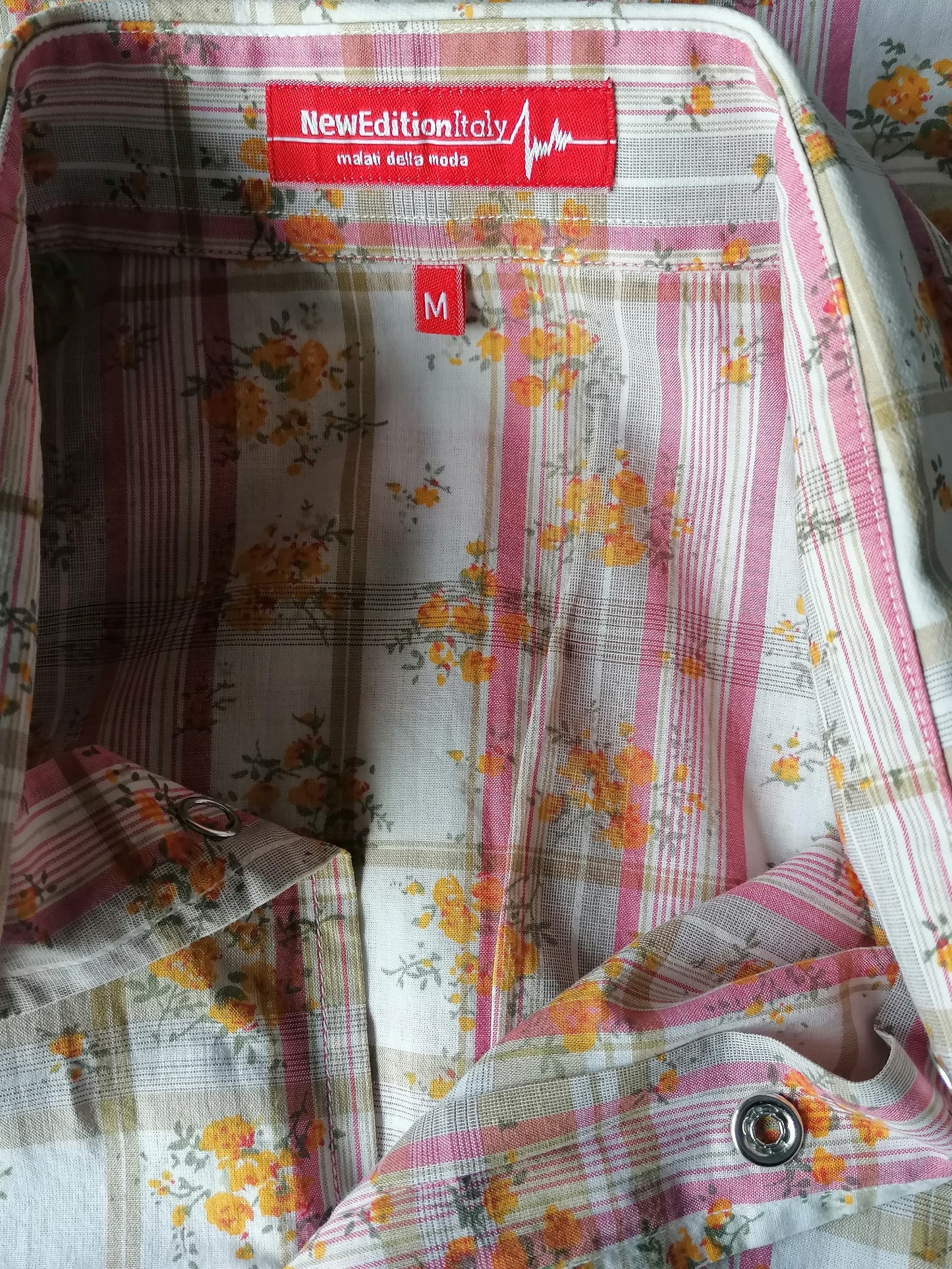 Nueva camiseta de edición manga corta con pernos de prensa. Naranja rosa flores beige estampado. Talla M.