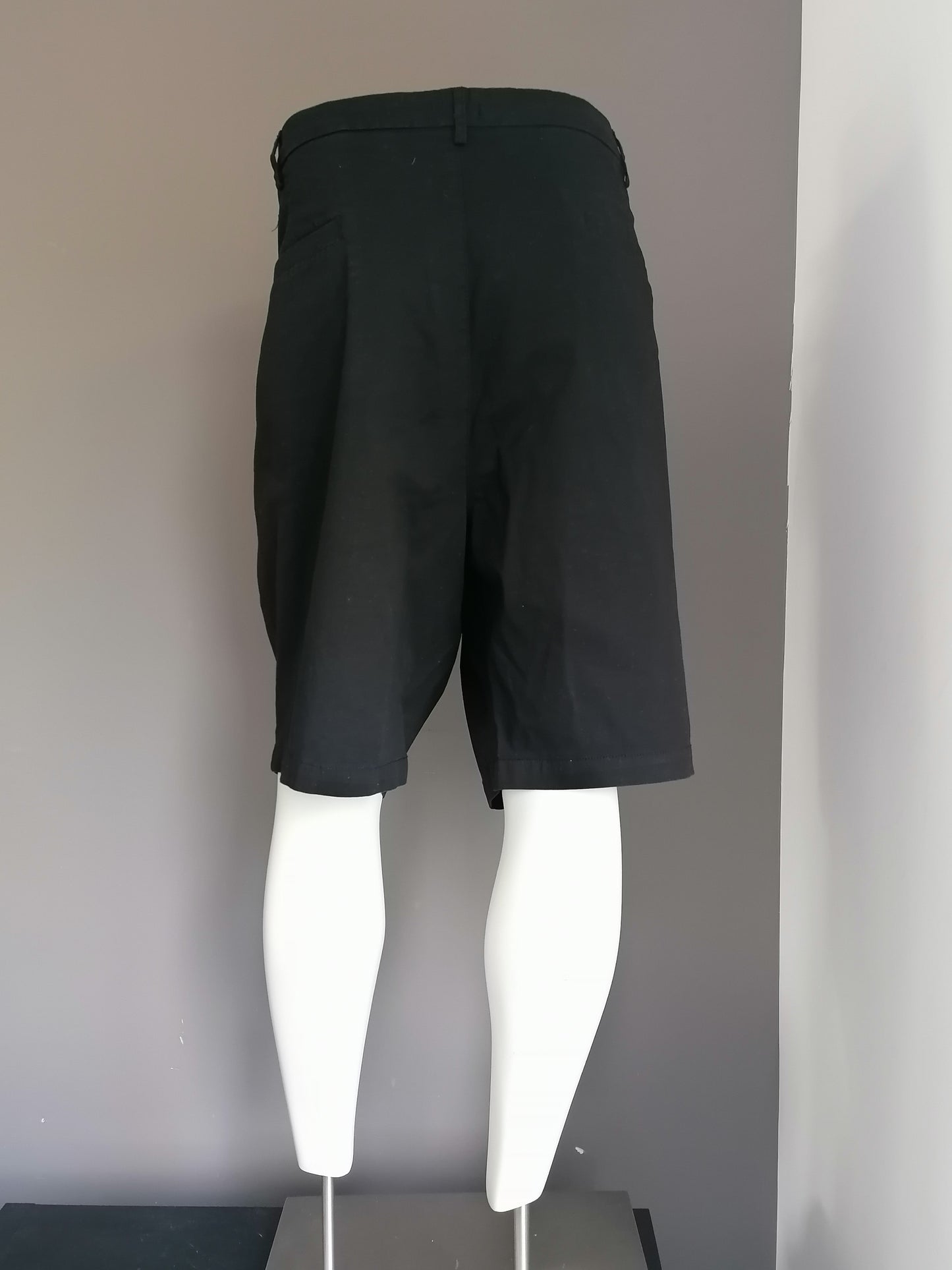 Kapselmänner Shorts. Schwarz gefärbt. Größe W54. Strecken
