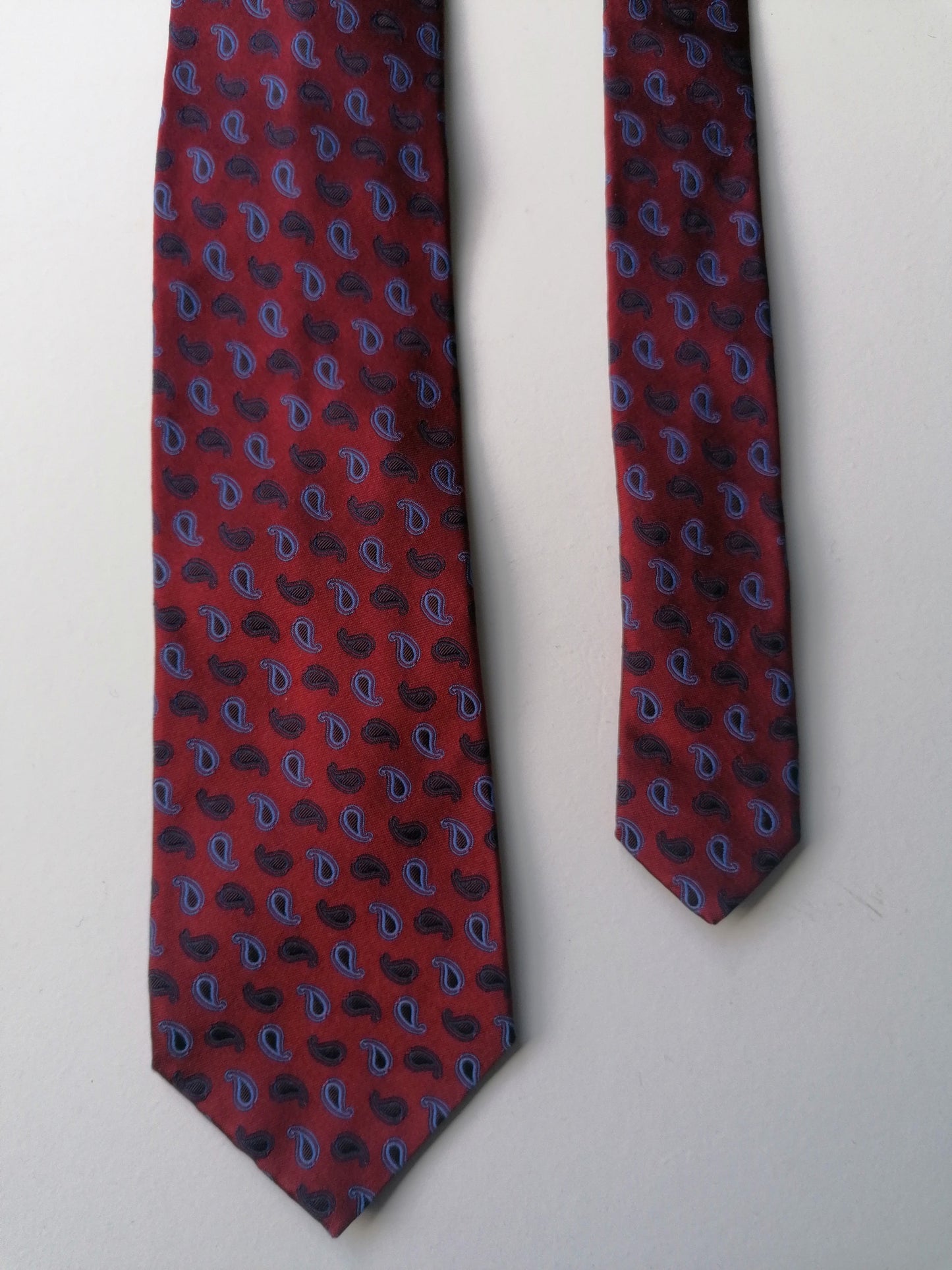 Cravatta di seta ballentane. Colorato blu rosso.