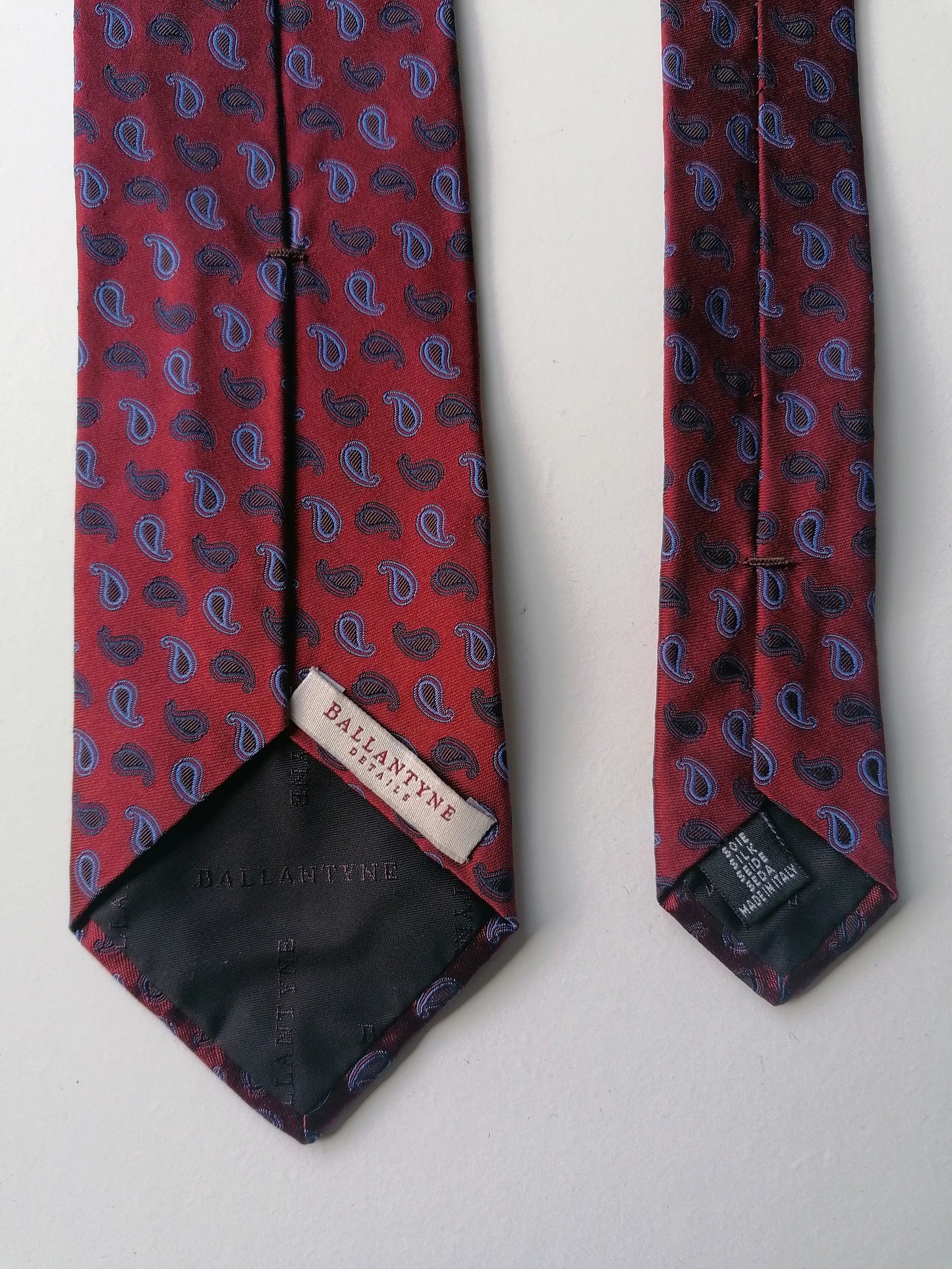 Ballantyne Silk corbata. Color rojo de color azul.
