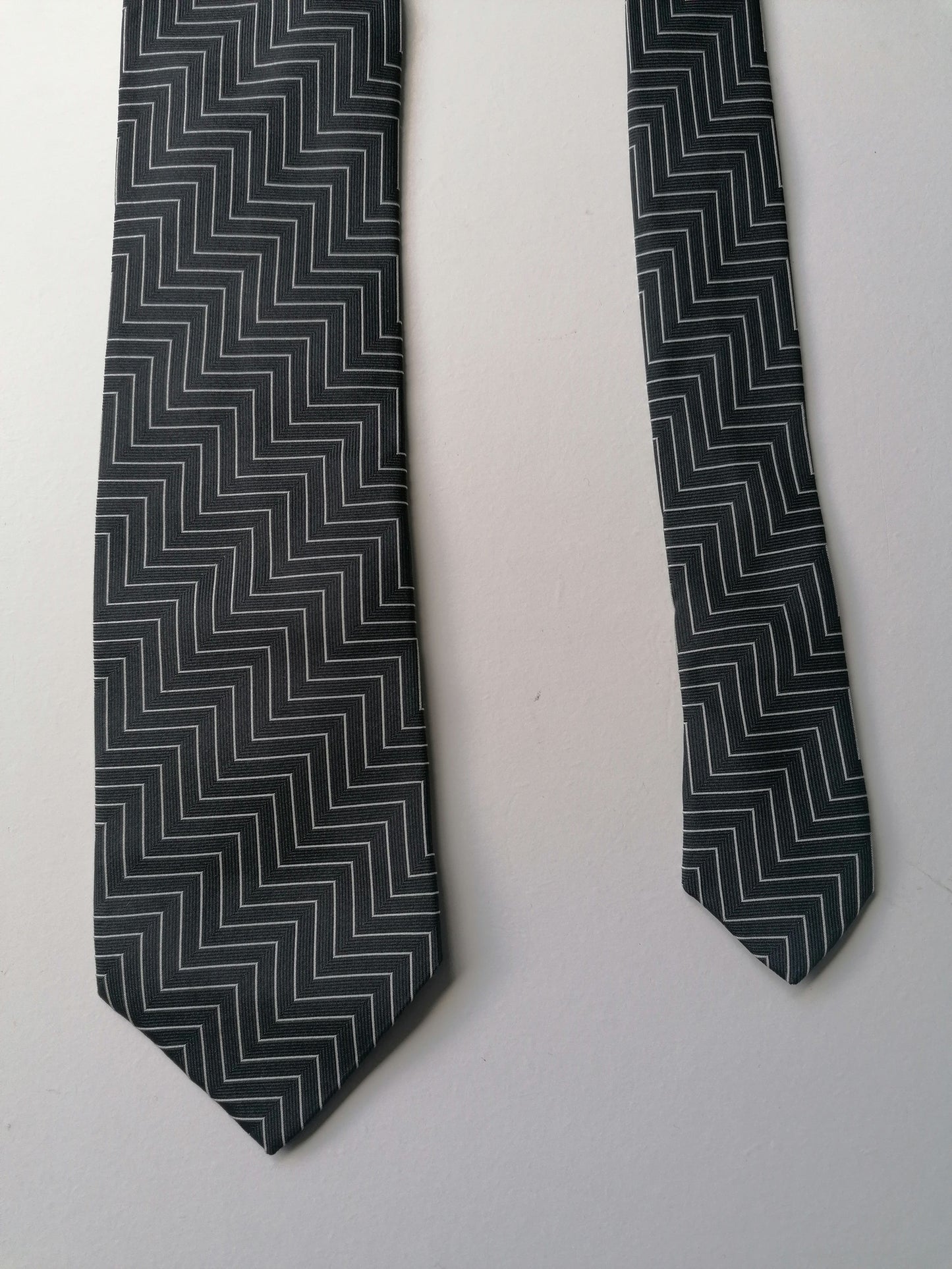 Alveare silk tie. Black white colored.