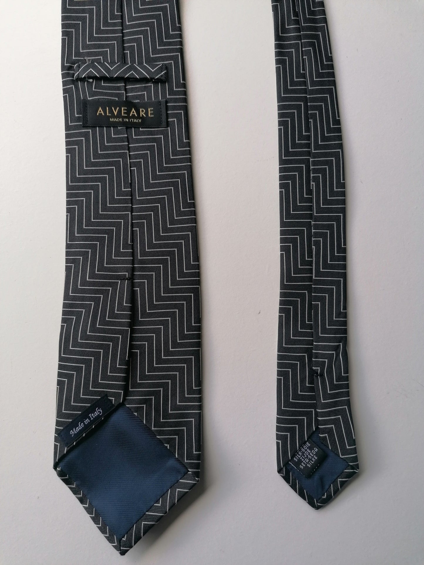 Alveare silk tie. Black white colored.