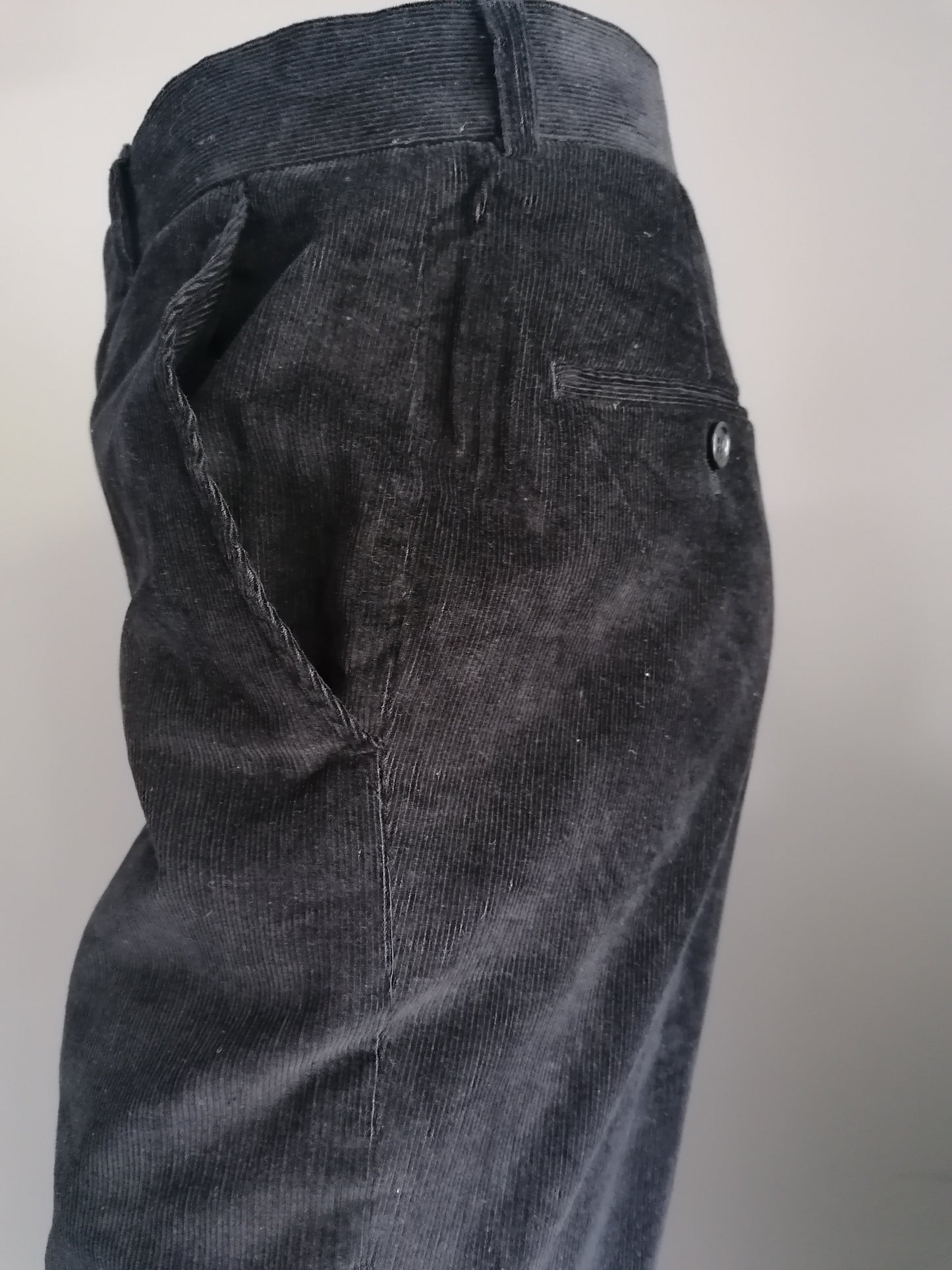 Costume de côtes de pierres. Belle côte. Couleur noire. Taille 48 (veste) et taille 46 (pantalon)