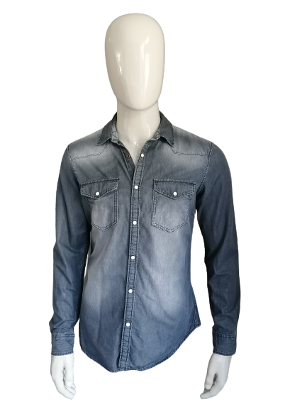 Blue Ridge Jeans Look Hemd mit Pressebutter. Grau gefärbt. Größe L.