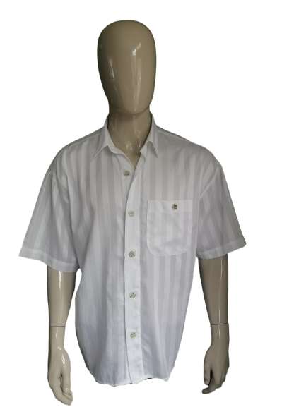 Chemise Signum vintage à manches courtes et boutons plus grands. Motif à rayures blanches. Taille xl.