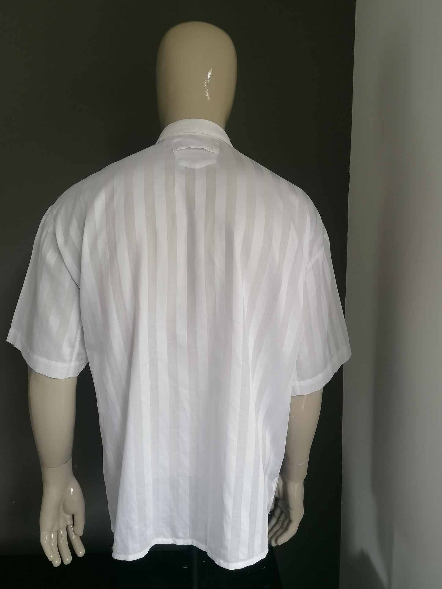 Vintage Signum shirt short sleeve and larger buttons. White striped motif. Size XL.