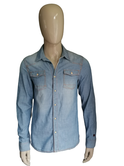 Refill jeans / spijkerstof overhemd met drukknopen. Blauw gekleurd. Maat L.