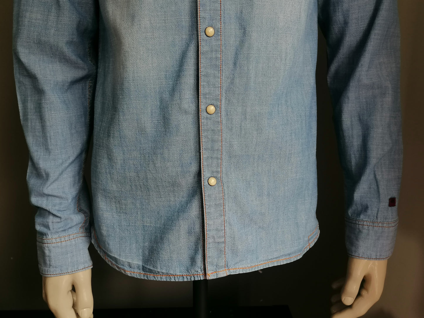 Shirt di ricarica jeans / jeans con prigionieri di stampa. Colorato blu. Taglia L.