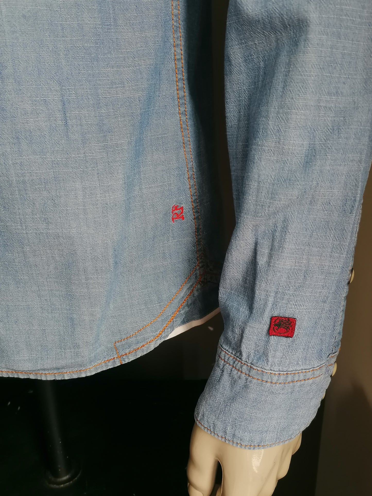 Jeans / Jeans -Hemd nachfüllen mit Pressebutter. Blau gefärbt. Größe L.