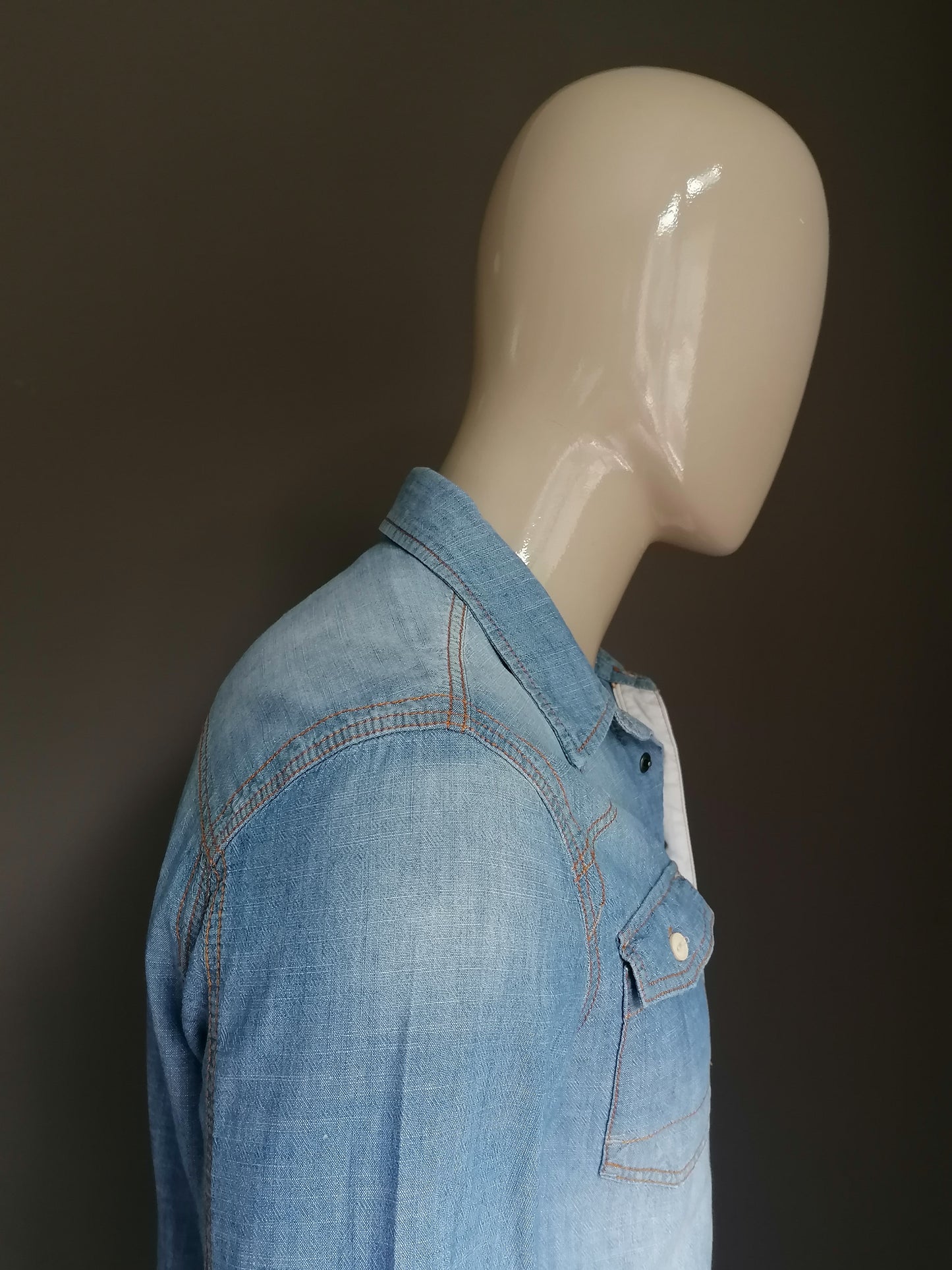 Refill jeans / spijkerstof overhemd met drukknopen. Blauw gekleurd. Maat L.
