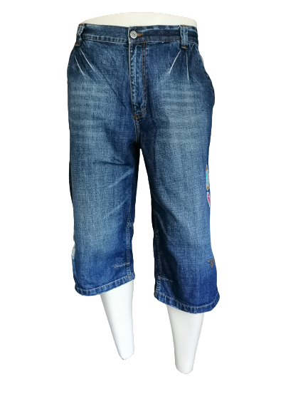 Nächste 3/4 kurze Jeans. Vintage -Look mit Anwendungen. Dunkelblau. Größe W36
