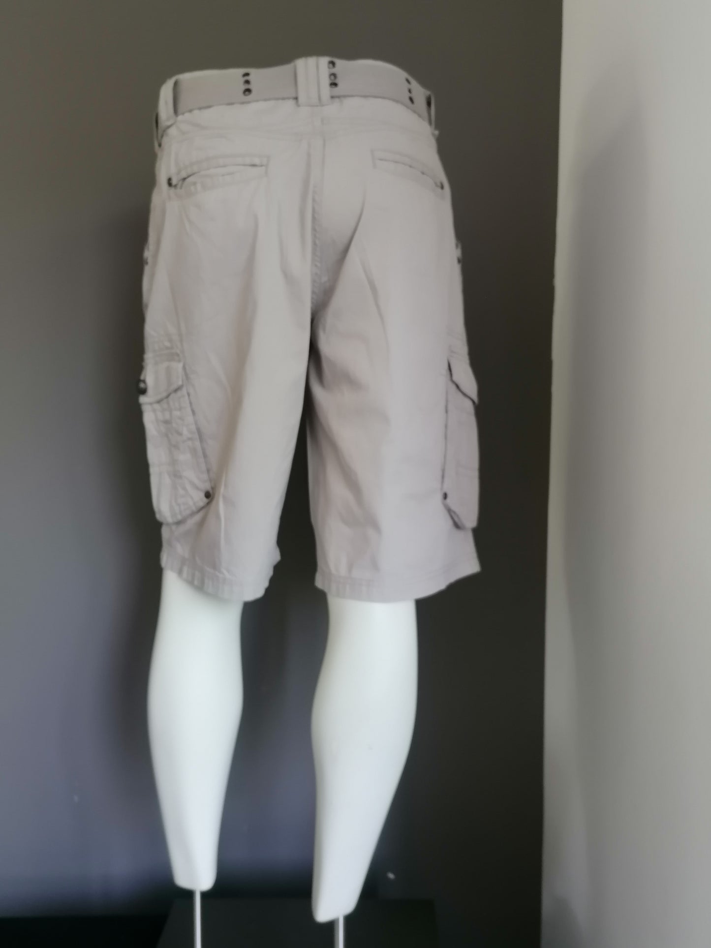 TM by JBC korte broek met zakken + riem. Beige gekleurd. Maat W38