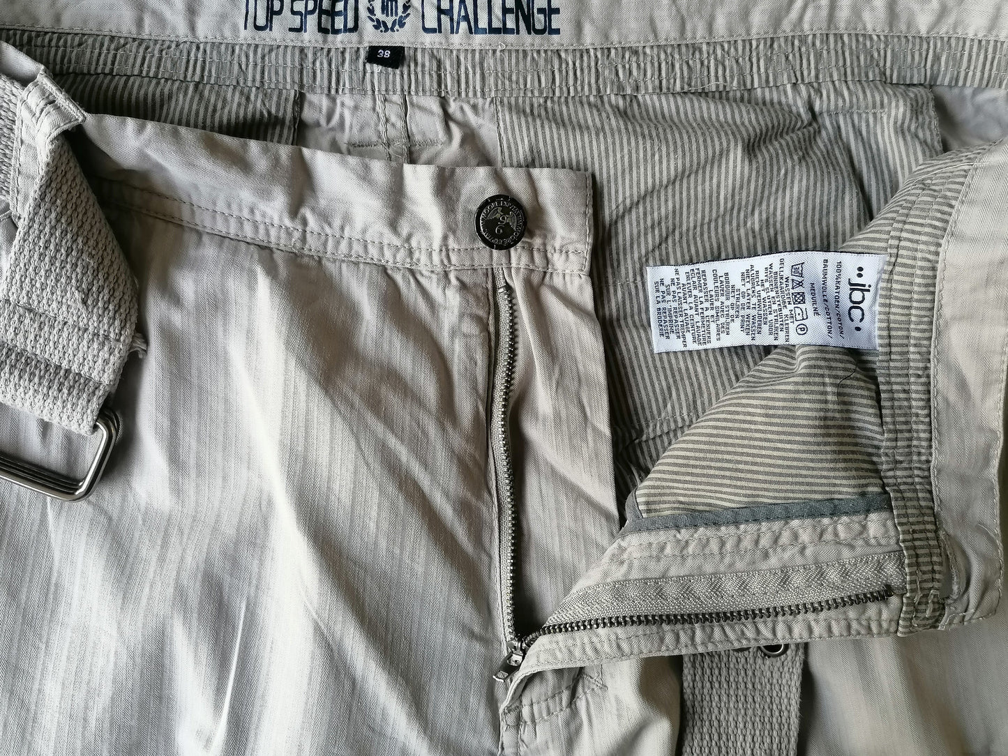 TM by JBC korte broek met zakken + riem. Beige gekleurd. Maat W38