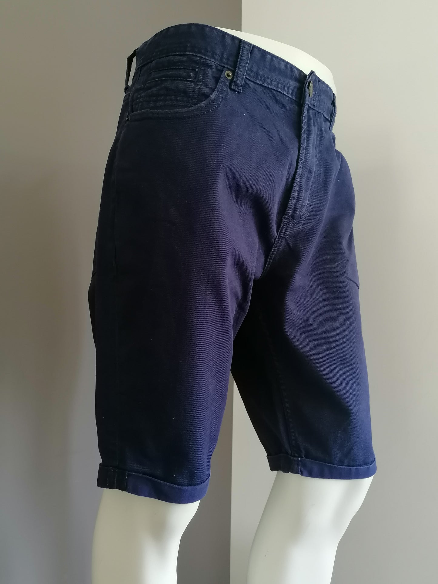 Pantaloncini di denim. Colorato blu scuro. Taglia W38.