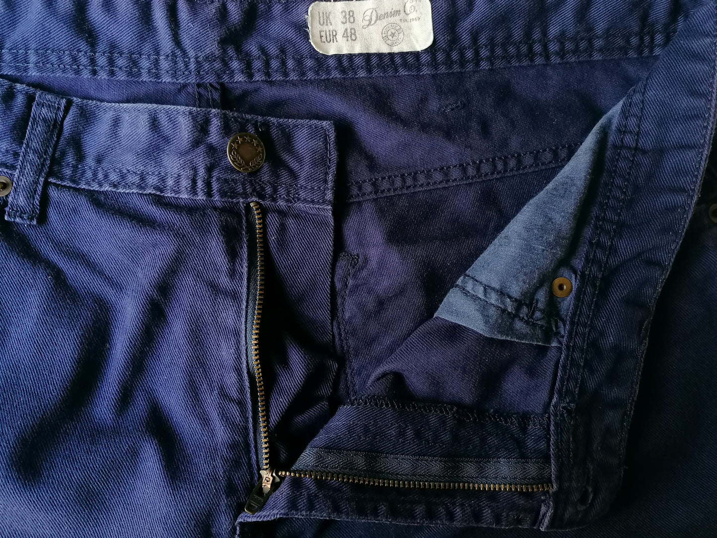 Pantalones cortos de mezclilla. Color azul oscuro. Tamaño W38.