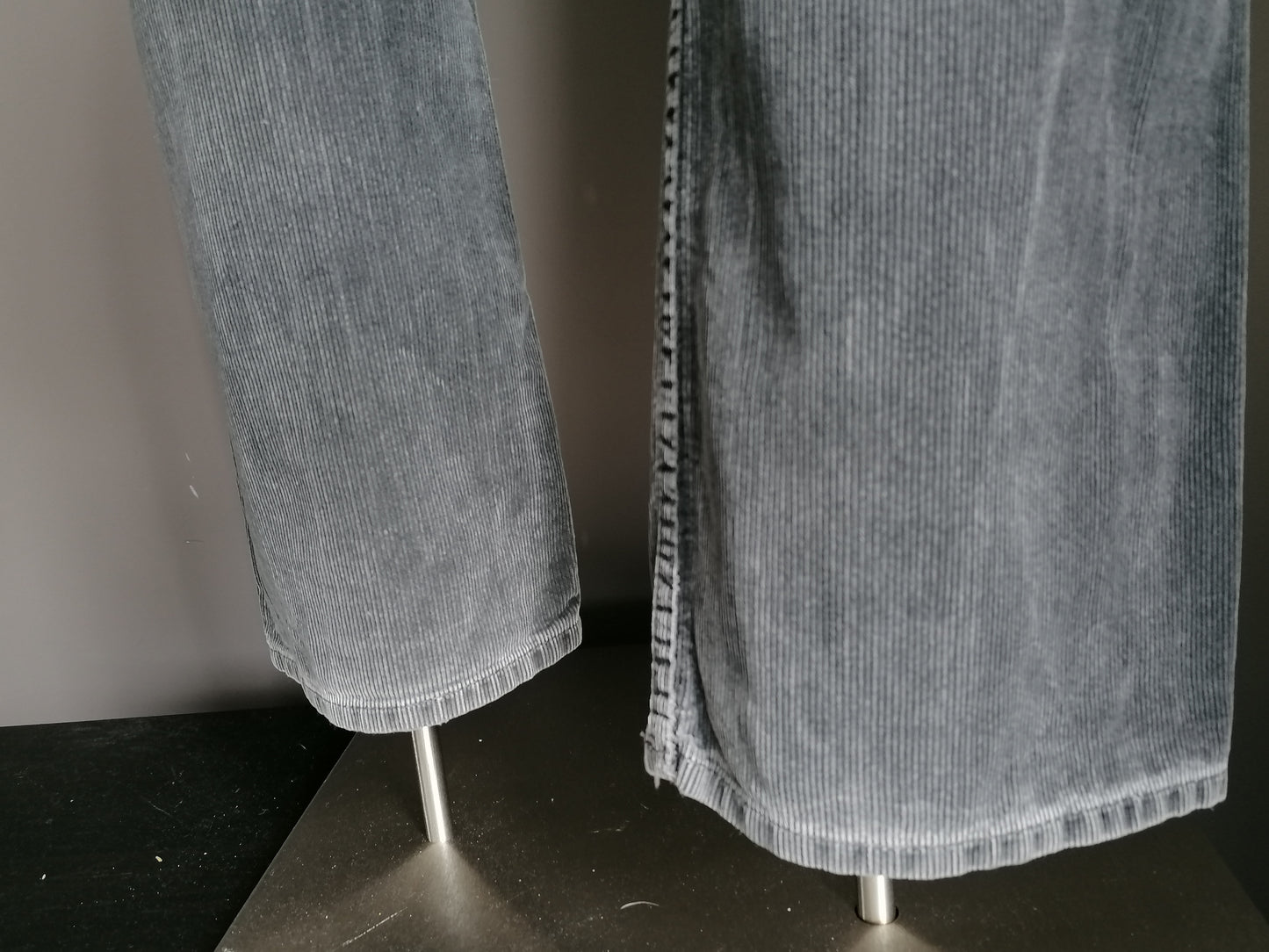 Pantalon de côtes de chavire. Coloré gris foncé. Taille W30 - L34. Tapez une poche basse.