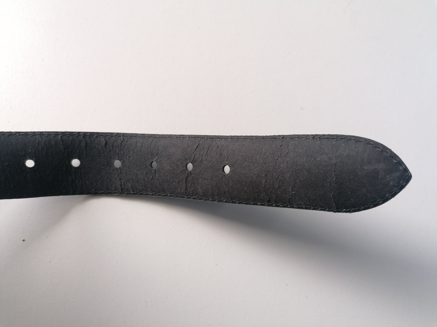 Vintage Leren riem met ijzeren "Plumber" gesp. Zwart gekleurd. 92 cm