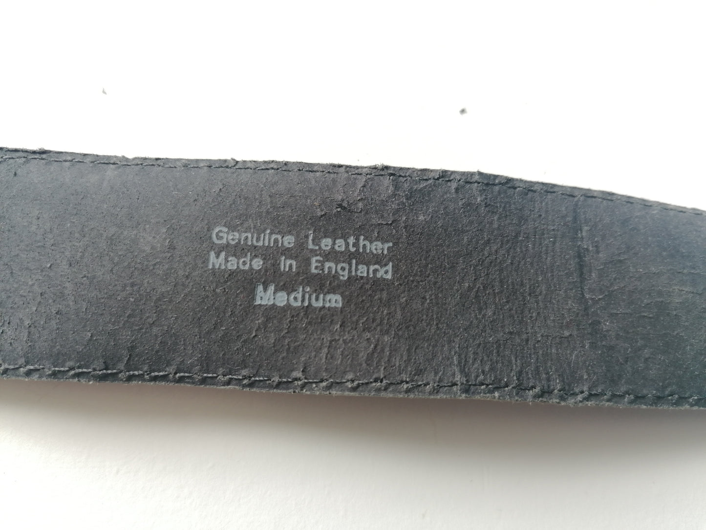 Vintage Leren riem met ijzeren "Plumber" gesp. Zwart gekleurd. 92 cm