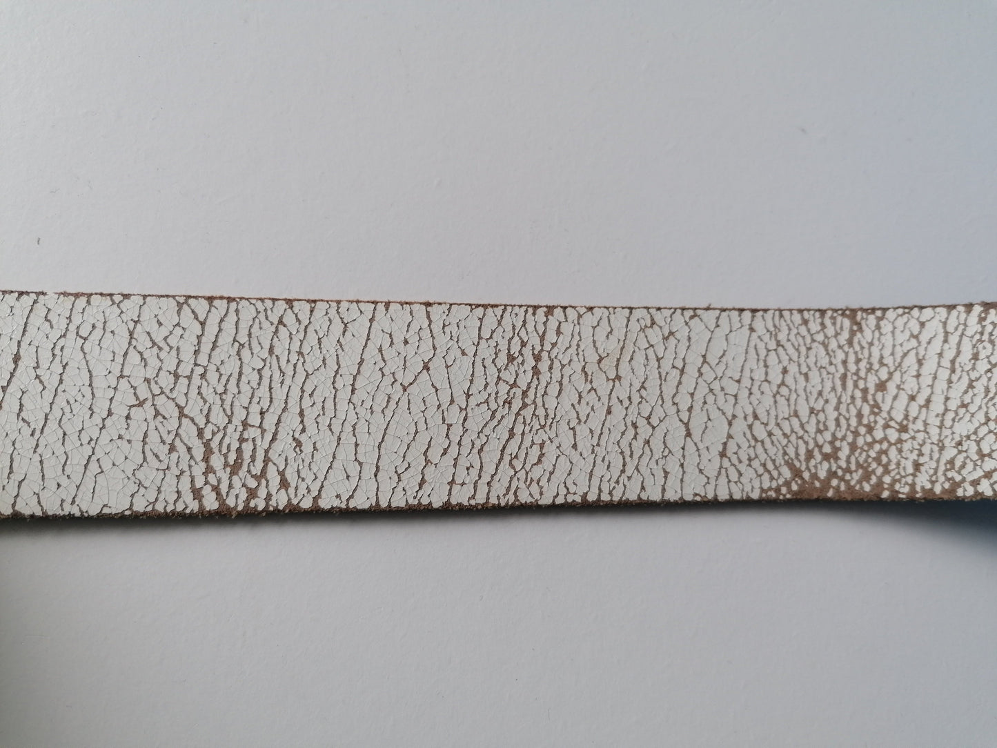 Cinturón de cuero con hebilla. Color blanco marrón. 95 - 110 cm.