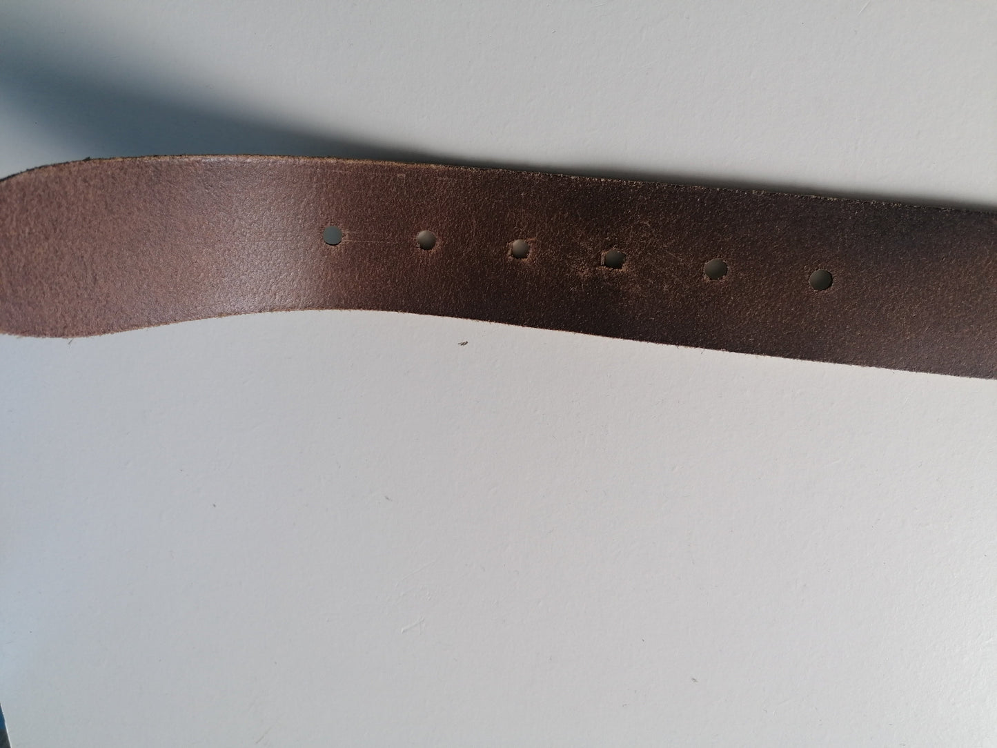 Cinturón de cuero con hebilla. Color blanco marrón. 95 - 110 cm.