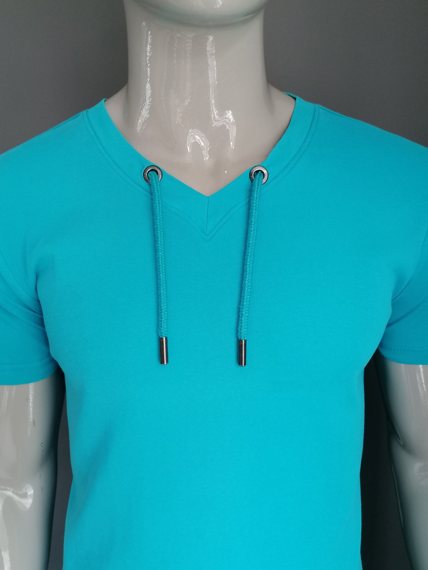 Camisa Coolcat con cuello en V y cuerdas. Color azul. Talla M.