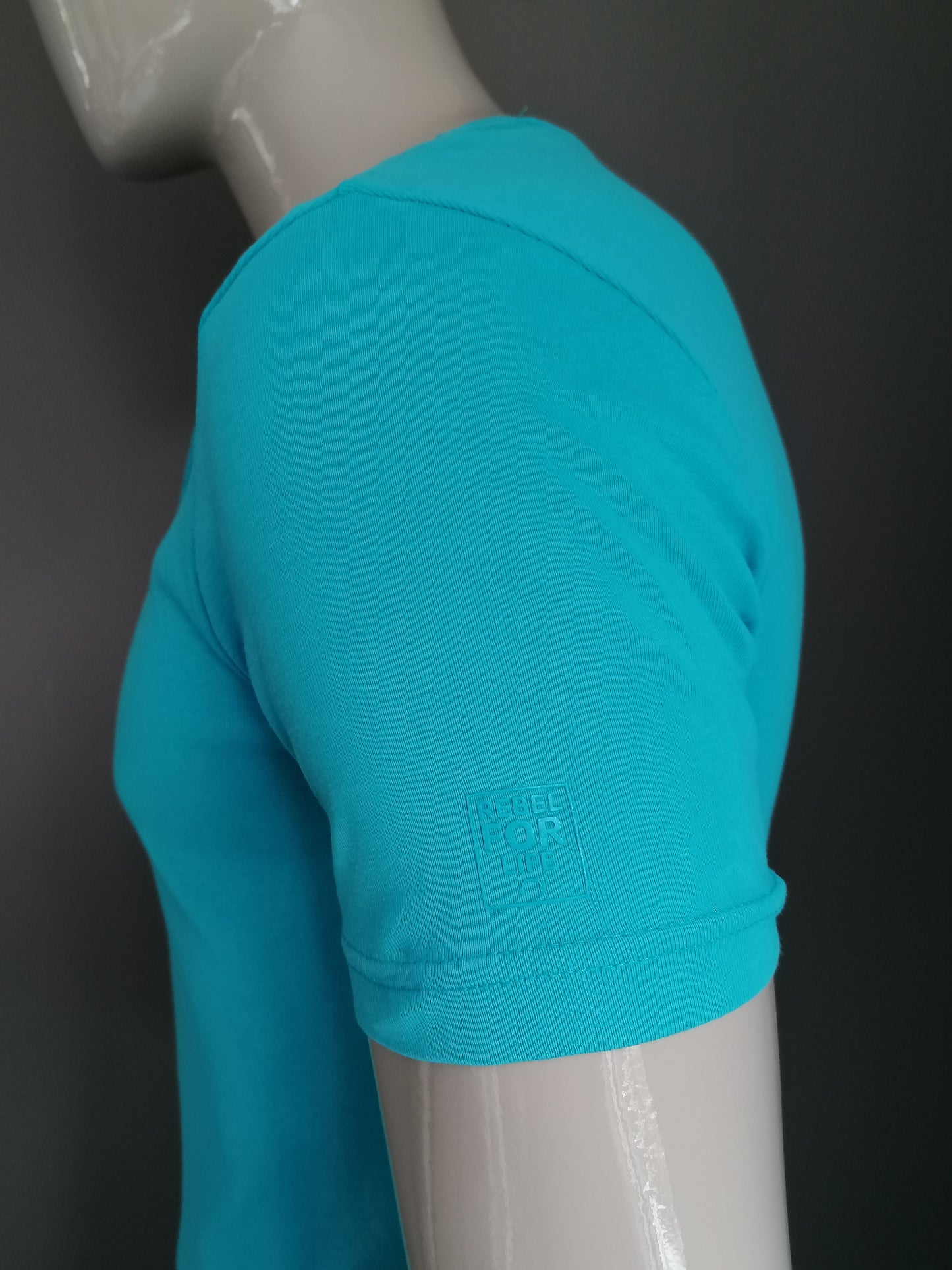 CoolCat shirt met V-Hals en touwtjes. Blauw  gekleurd. Maat M.