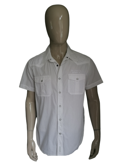 Es ist ein kurzes Hemd mit kurzem Ärmel + Brusttaschen und drücken Stollen. Weiß gestreiftes Motiv. Größe xl.