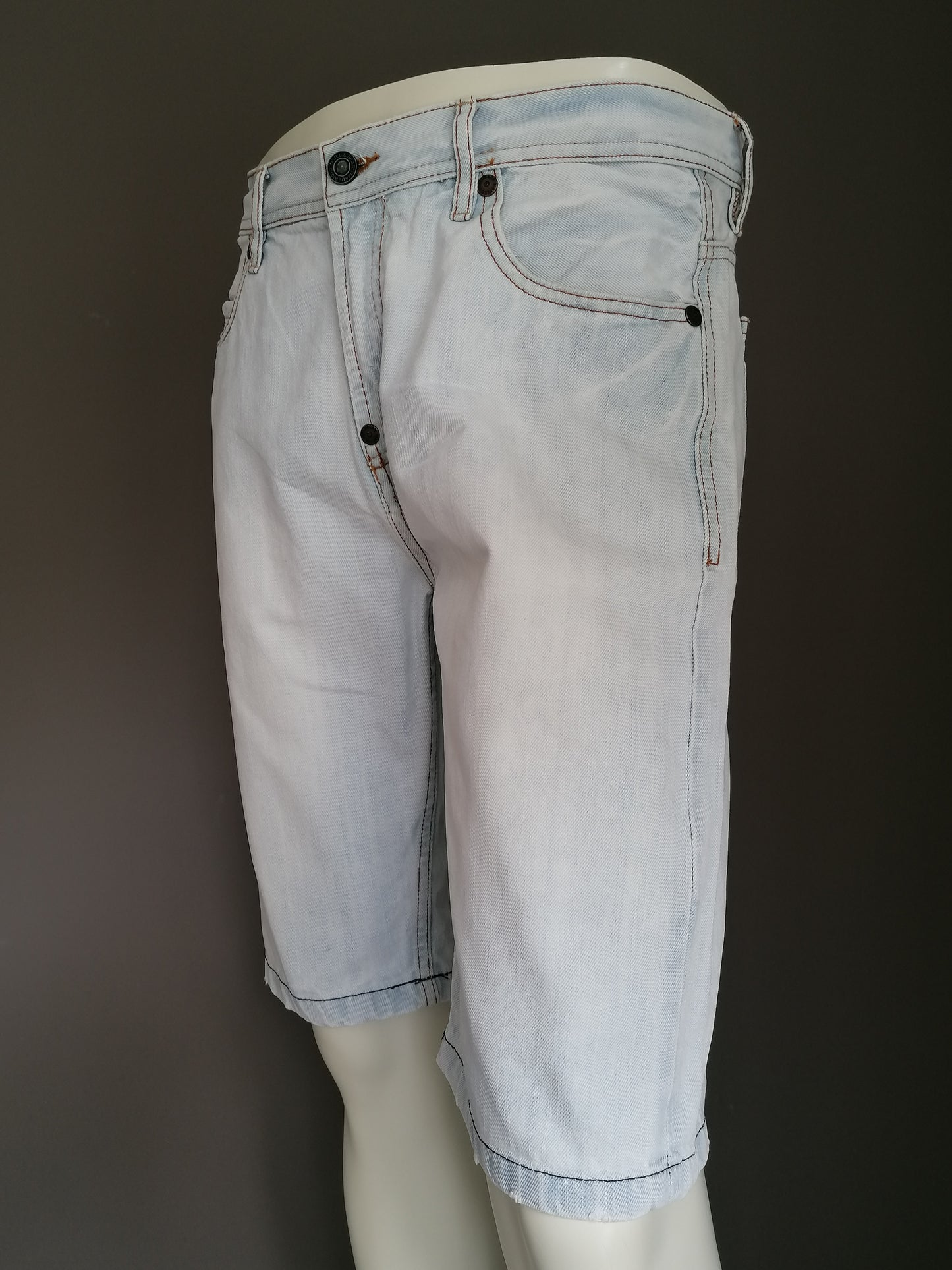 Pull & Bear korte broek jeans. Blauw gekleurd. Maat W32.