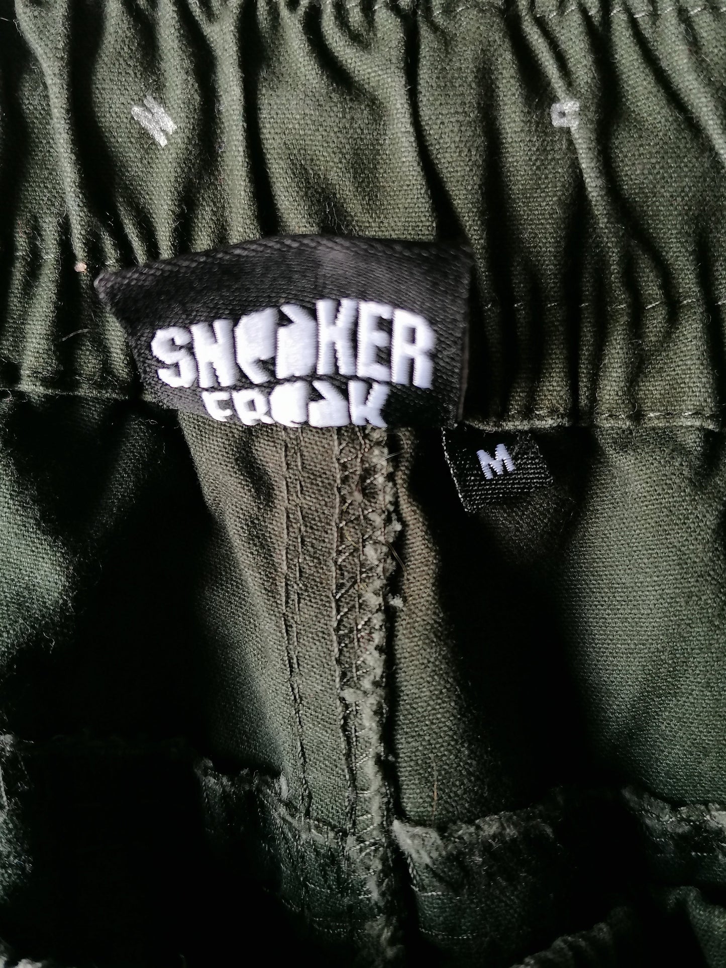 Sneaker Freak korte broek met elastische band. Groen Witte letter print. Maat M.