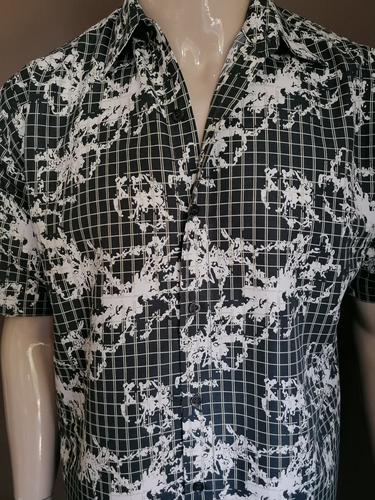 Identic vintage shirt short sleeve. Black white beige print. Size M / L. 100% Polyester