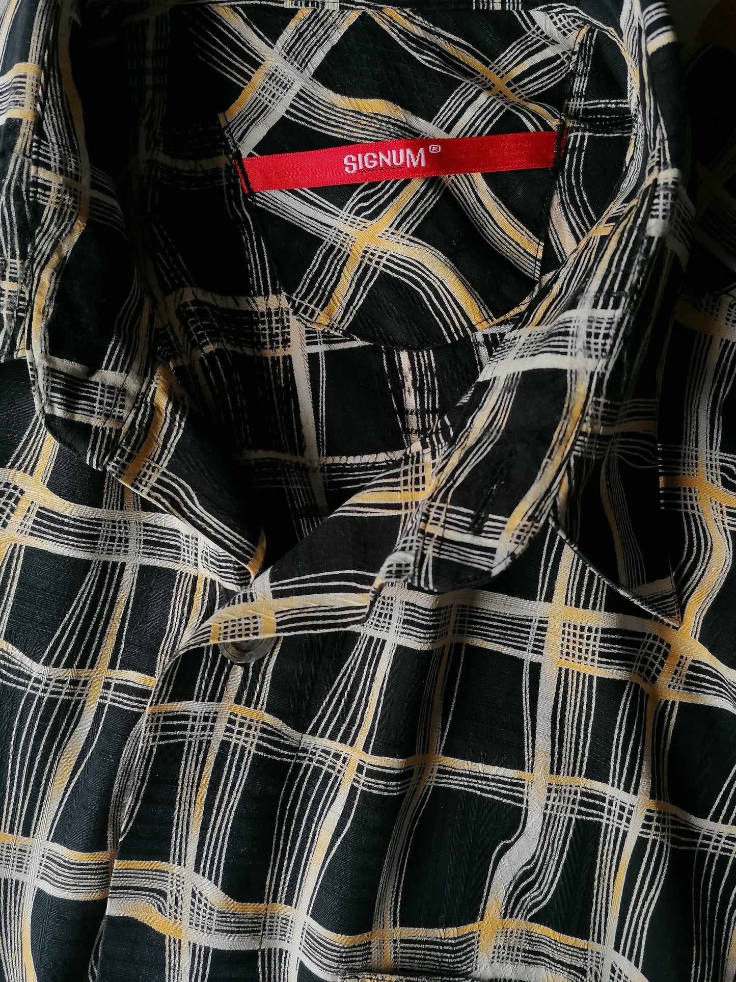 Camisa Vintage Signum manga corta. Impresión amarilla negra. Tamaño XXL / 2XL.